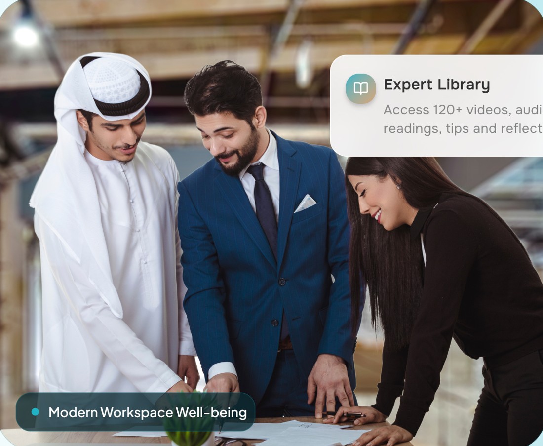 فريق عمل يتعاون في بيئة عمل حديثة